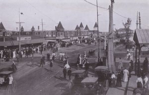 Old Orchard Beach, Maine: Kohtaus lähellä varastoa (m/w kuva) tekijältä American Photographer (after)