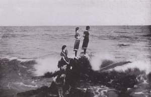 Old Orchard Beach, Maine: Surffaa Googins Rocksissa (m/w kuva) tekijältä American Photographer (after)