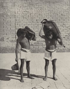 Water Carriers at Guanajuato (m/w kuva) tekijältä American Photographer (after)