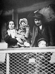 Italialainen siirtolaisperhe lautalla Ellis Islandista New Yorkiin tekijältä American Photographer