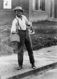 Afroamerikkalainen kengänkiillotuspoika, n. 1899 (b/w kuva) tekijältä American Photographer