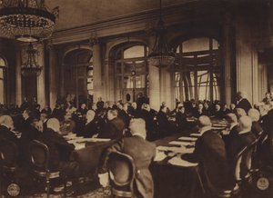 Amerikka ensimmäisessä maailmansodassa: Ranskan pääministeri Georges Clemenceau esittelee saksalaisille edustajille liittoutuneiden rauhanehdot Trianonin palatsissa Versailles