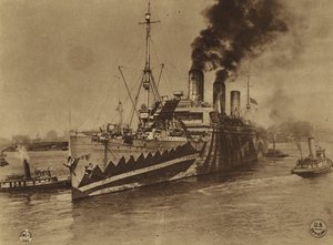 Amerikka ensimmäisessä maailmansodassa: "Leviathan", entinen saksalainen matkustajalaiva "Vaterland", lähtee Hobokenista Ranskaan (s/w-kuva). tekijältä American Photographer