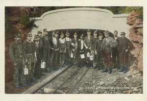 Amerikkalainen hiilikaivostoiminta: Kaivosmiehet palaavat töistä (värikuva): iloinen joukko (värikuva) tekijältä American Photographer