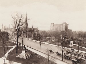 Lintuperspektiivinäkymä Grand Circus Parkista, jossa näkyy Woodward Avenue, Pingree Monument, Maybury Monument, Central M E Church ja YMCA Building, Detroit, Michigan (s/w valokuva). tekijältä American Photographer