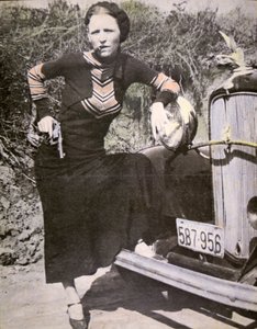 Bonnie Parker poseeraa "kovana" aseen ja sikarin kanssa, n. 1934 (b/w kuva) tekijältä American Photographer