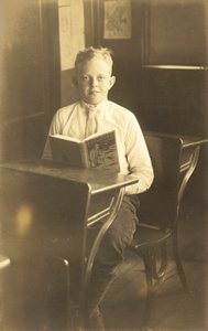 Poika lukee kidnapattua (s/w-kuva) tekijältä American Photographer