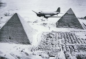 C-47 lentää Egyptin pyramidien yli tekijältä American Photographer
