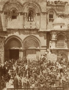 Pyhän haudan kirkko, Jerusalem, jonka piha on täynnä pyhiinvaeltajia, jotka kokoontuivat pääsiäiseksi 1898-1911 tekijältä American Photographer