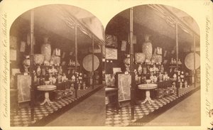Kokoelma japanilaisia maljakoita, uurnia ja näyttöjä, Japanilainen tuomioistuin, Centennial International Exhibition tekijältä American Photographer