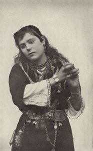 Tanssiva tyttö Kairon teatterin kadulla tekijältä American Photographer