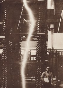Viiden miljoonan voltin generaattorista purkautuva keinotekoinen salama (s/w-kuva). tekijältä American Photographer
