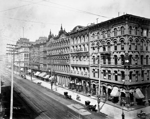 State Streetin itäpuoli katsottuna pohjoiseen Madison Streetiltä, Chicagosta, n. 1878 tekijältä American Photographer