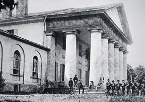 Liittovaltion joukot miehittävät Robert E. Leen kartanon, Arlington House (m/v kuva) tekijältä American Photographer