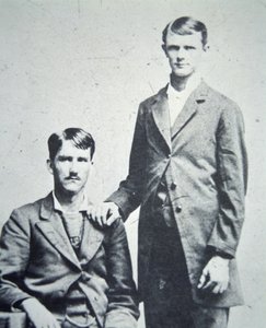 Frank (1843-1915) ja Jesse James (1847-82) n. 1870 (b/w kuva) tekijältä American Photographer
