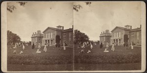Kartanon etuosa ja nurmikko, Oneida Community, New Yorkin osavaltio, n. 1870 tekijältä American Photographer