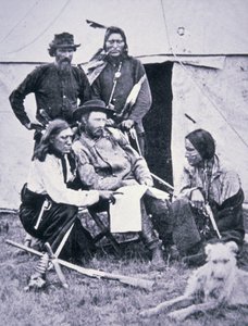 Kenraali George A. Custer (1839-76) intialaisten partiolaistensa kanssa Yellowstonen retkikunnan aikana 1873 tekijältä American Photographer