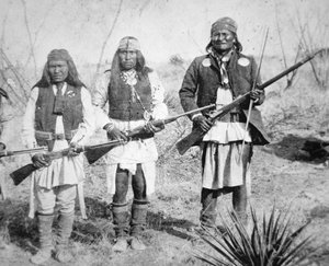 Geronimo ja kolme hänen Apache-soturiaan tekijältä American Photographer