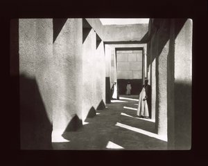 Gizeh - Graniittitemppeli lähellä Khephrenin pyramidia (lyhtyliukumäki) tekijältä American Photographer