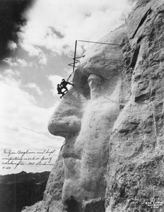 Gutzon Borglum tarkastamassa työtä Washingtonissa Mount Rushmoressa, 1932 tekijältä American Photographer