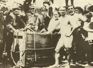 Harry Houdini lasketaan jääpeitteiseen Detroit-jokeen vuonna 1907 (s/w-kuva). tekijältä American Photographer