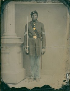 Henry F. Steward, kersantti 54. Massachusettsin vapaaehtoisjalkaväkirykmentissä, 1863 (käsinvärinen neljänneslevyinen ambrotyyppi) tekijältä American Photographer