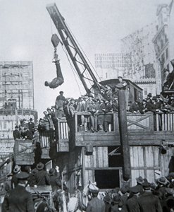 Houdini pakenee pakkotakista ollessaan ripustettuna nosturista New Yorkissa (m/w kuva) tekijältä American Photographer