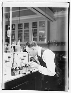 Internal Revenue Bureau kemisti G.F. Beyer tekijältä American Photographer