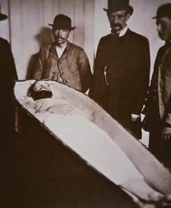 Jesse James arkussaan ammuttuaan vuonna 1882 (b/w kuva)