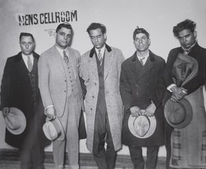 Joe Aiello (1891-1930) kätyriensä kanssa poliisin säilöön tekijältä American Photographer
