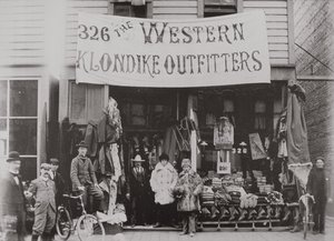 Klondike Outfitters -myymälä, Cordova Street, Vancouver 1897 (b/w kuva) tekijältä American Photographer