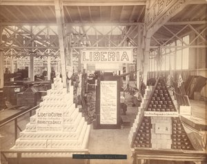 Liberia saippua- ja kahvinäyttely, Agricultural Hall, Philadelphia Centennial Exhibition, 1876 (albumiprintti) tekijältä American Photographer