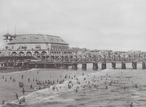 Long Beach, Kalifornia: Municipal Auditorium and Bathing Scene (s/w valokuva). tekijältä American Photographer