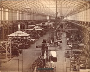 Machinery Hall, South Avenue, Philadelphia Centennial International Exhibition, 1876 (hopea-albumiprintti) tekijältä American Photographer