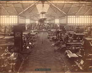 Machinery Hall, pohjoispäästä, Philadelphia Centennial International Exhibition, 1876 (hopea-albumiprintti) tekijältä American Photographer