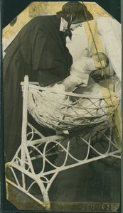 New York Foundling Hospital - Sisar Anna Michella vauvan ja kehdon kanssa tekijältä American Photographer