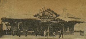 Sanomalehtileike: Powelton Avenue Station, Pennsylvania, USA, 1896 (valokuvaprintti) tekijältä American Photographer