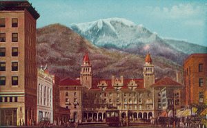 Pikes Peak Avenue, Colorado Springs, Colorado, Pikes Peak kaukana (värikuva). tekijältä American Photographer