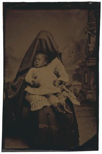 Piilotetun naisen ja lapsen muotokuva,c. 1875 (kuva) tekijältä American Photographer