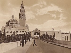 San Diego: Kalifornian messukeskuksen länsiportti, jossa näkyy Kalifornian rakennuksen torni ja kupoli (s/w valokuva). tekijältä American Photographer