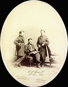 Signeerattu valokuva Ulysses S. Grantista ja hänen avustajistaan Orville E. Babcockista ja Adam Badeausta sotilasunivormussa, n. 1865 tekijältä American Photographer