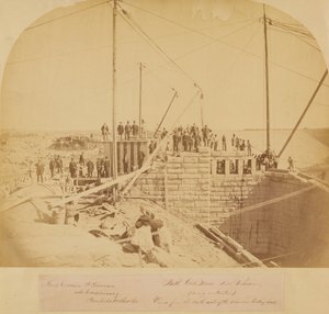 South Gate House of the New Reservoir, Central Park, rakentamisen aikana (albumiprintti) tekijältä American Photographer