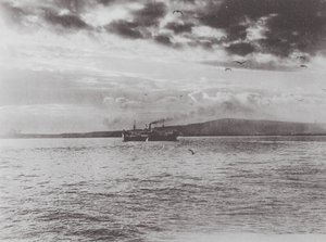 Höyrylaiva Oshkosh lähdössä Long Beachilta neitsytmatkallaan (s/w-kuva). tekijältä American Photographer