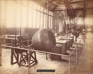 Stephen F. Whitman & Sonsin näyttely Centennial Exposition Machinery Hallissa, Philadelphiassa tekijältä American Photographer