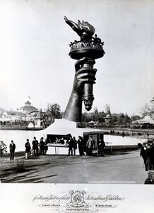 Vapaudenpatsaan käsi ja soihtu, 1876 tekijältä American Photographer