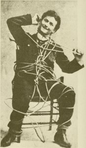 Nuori Harry Houdini tekemässä pakoköysitemppua vuonna 1898 (s/w-kuva). tekijältä American Photographer