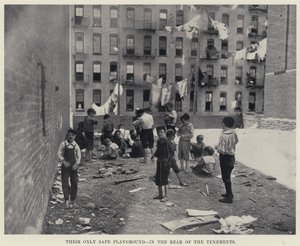 Heidän ainoa turvallinen leikkipaikkansa vuokratalojen takaosassa (m/v kuva) tekijältä American Photographer