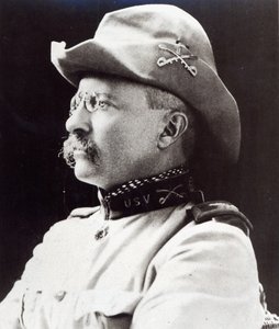 Theodore Roosevelt Yhdysvaltain 1. vapaaehtoisen ratsuväen everstiluutnanttina vuonna 1898 (m/v kuva) tekijältä American Photographer