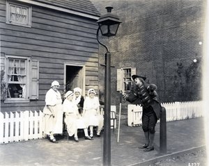 Town Crier on the High Street, 1926 (gelatiinihopeaprintti) tekijältä American Photographer