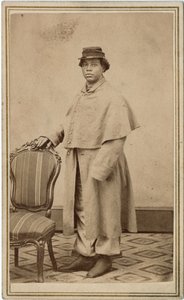 Tunnistamaton afroamerikkalainen nainen univormussa tekijältä American Photographer